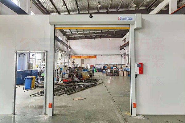 可拉绳开启的快速卷帘门